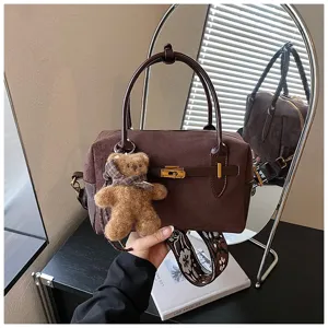 Braune Wildleder Handtasche Kissen Umhängetasche mit Plüsch Bär Anhänger für Damen.