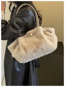 Chic borsa a spalla in ecopelliccia beige, morbida borsa peluche per autunno inverno.