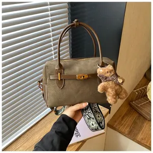 Retro Wildleder Kissen Umhängetasche für Damen, stilvolle Handtasche mit Bärenanhänger.