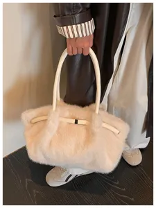 Dettaglio borsa a spalla soffice invernale chic, comoda borsa in pelliccia ecologica.