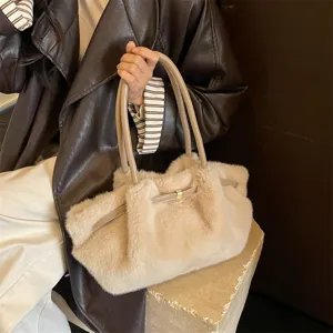 Borsa shopper soffice in peluche beige da donna, grande borsa a spalla invernale e tote.