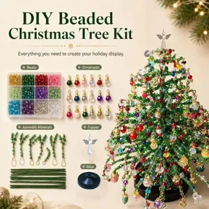 Kit d'arbre de Noël en perles DIY vue détaillée montrant perles colorées, ornements et base.