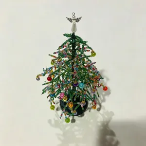 Vue détaillée du kit d'arbre de Noël en perles fait main avec des perles colorées et un ange.