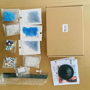 Composants détaillés du kit de sapin de Noël en perles DIY, perles bleues et instructions.