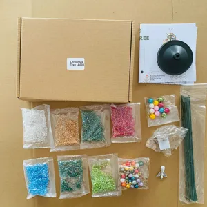 Kit d'arbre de Noël en perles DIY avec perles de rocaille multicolores, socle et guirlande.