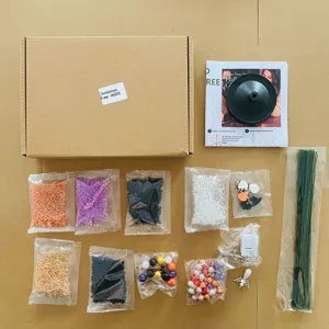 Kit d'arbre de Noël en perles DIY avec perles colorées, breloques, socle et instructions.