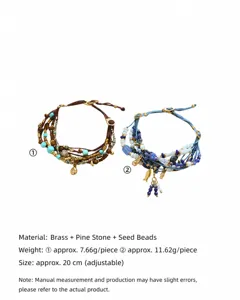 Vue détaillée de bracelets de perles multicouches faits à la main avec pierres et breloques.