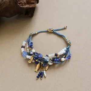 Bracelet de perles tressées multicouche vintage avec charmants pendentifs pour look quotidien.