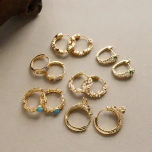 Ensemble de boucles d'oreilles créoles dorées chic avec zircone, perles et designs élégants.