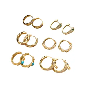 Ensemble de boucles d'oreilles créoles dorées avec zircone, perles et designs élégants.