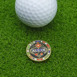 Marqueur de balle de golf en metal avec design de jeton de poker et pelouse verte.