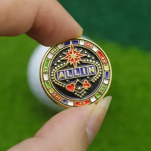 Marqueur de balle de golf en métal avec design de poker et émail, accessoire de golf idéal.