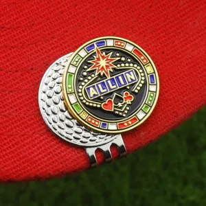 Gros plan du clip de chapeau de golf magnétique avec marqueur de balle jeton de poker en émail.