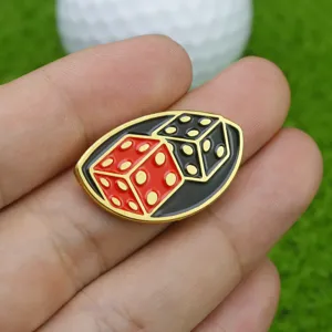 Marqueur de balle de golf en métal avec design de dés rouge et noir, finition émaillée.