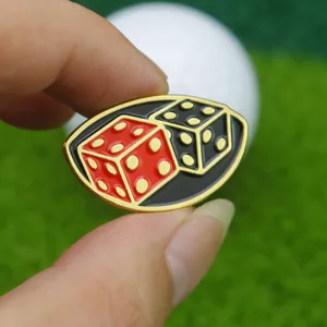 Marqueur de balle de golf en émail métallique avec design de dés rouges et noirs.