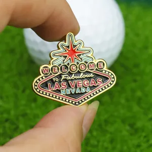 Vue détail d'un marqueur de balle de golf en émail métallique créatif et clip chapeau Las.