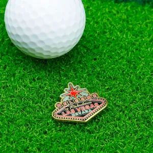 Marqueur de balle de golf en metal avec design Las Vegas sur gazon vert en detail.