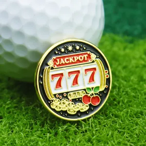 Vue détaillée d'un marqueur de balle de golf en métal émaillé avec un design de machine à sous.
