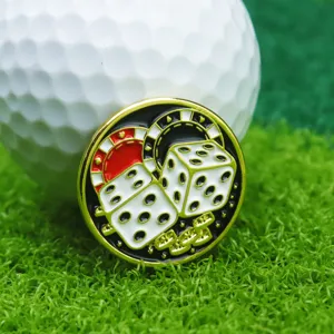 Gros plan détaillé du marqueur de balle de golf en métal avec un design de dés.