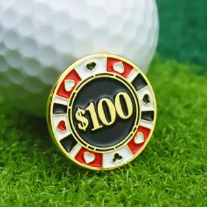 Marqueur de balle de golf en métal avec design de jeton de casino et détail 100 pour golfeurs.