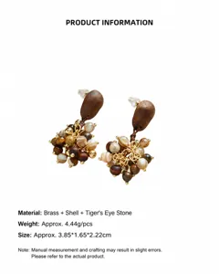 Gros plan détaillé de ces boucles d'oreilles pendantes en bois et pierres style Maillard.