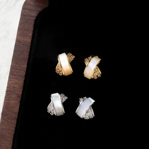 Élégants boucles d'oreilles croisées en nacre zircon aiguille argent S925 pour femmes.