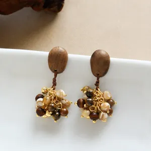 Boucles d'oreilles pendantes vintage en bois et perles de pierre avec un design chaîne chic.