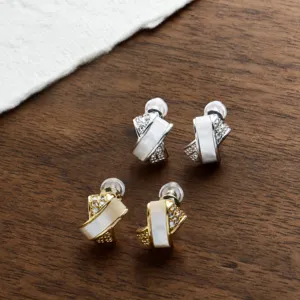 Boucles d'oreilles coquillage zircon ruban croisé, bijoux élégants et raffinés pour femmes.