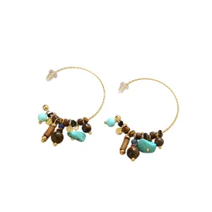 Boucles d'oreilles créoles perles turquoise et bois, style bohème chic élégant pour femmes.