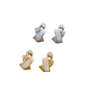 Élégantes boucles d'oreilles clous croisées en coquillage zircon et argent S925 pour femmes