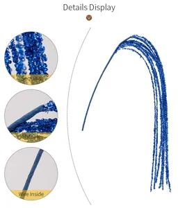 Gros plan des details de la branche de guirlande pailletee bleue avec fil modelable.