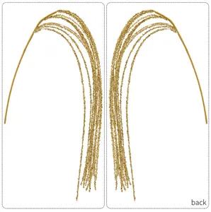 Détail de gland suspendu à paillettes dorées, feuillage pleureur délicat pour sapin.