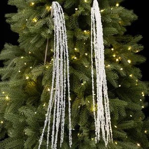 Gros plan de décorations à franges scintillantes pour arbre de Noël, décor de fête.
