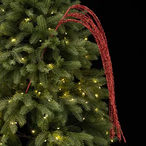 Pendentif gland pailleté rouge de sapin de noël gros plan détail pour déco de fête.