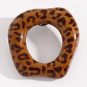Vue détaillée de broche anneau irrégulier imprimé léopard, épingle porte-lunettes élégante.