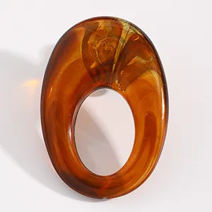 Vue détaillée de la magnifique broche à lunettes ovale creuse en résine ambrée chic