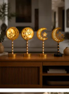 Vista dettagliata di luci notturne decorative LED in legno con luna e stelle, atmosfera.