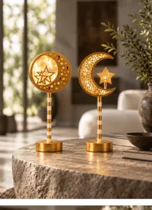 Luce notturna LED luna e stella dorata vista dettagliata, lampada decorativa natalizia.