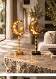 Primo piano di lampada notturna LED con luna e stella traforata su tavolo strutturato.