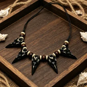 Collar de cuentas de madera con cráneo de cuervo de resina, estilo tribal gótico ajustable.