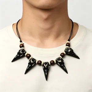 Collar gótico de calavera de cuervo con cuentas de madera joyería tribal ajustable.