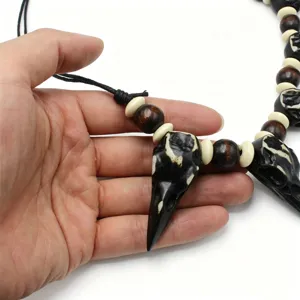 Collar de cuentas de madera con cráneo de cuervo de resina, cadena de cuello ajustable tribal.
