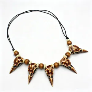 Collar de calavera de cuervo de resina y cuentas de madera con estilo tribal oscuro y vintage.