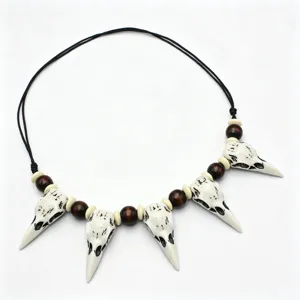 Detalle de collar de resina con calavera de cuervo y cuentas de madera estilo tribal.