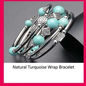 Nahaufnahme des mehrschichtigen Wickelarmbands mit Türkisperlen und Metallröhrchen im Detail.