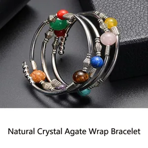 Detailaufnahme des mehrschichtigen Naturstein-Drahtwickelarmbands mit bunten Perlen.