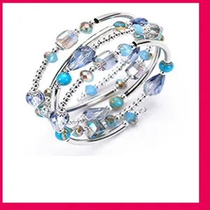 Detailaufnahme des mehrschichtigen Wickelarmbands mit blauen Kristallen und Natursteinperlen.