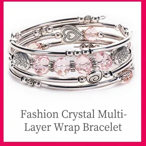 Modisches mehrlagiges Kristallwickelarmband mit rosa Perlen und silbernen Anhängern.