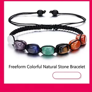 Nahaufnahme des bunten Naturstein Perlen geflochtenen Armbands mit verstellbarem Kordelverschluss.