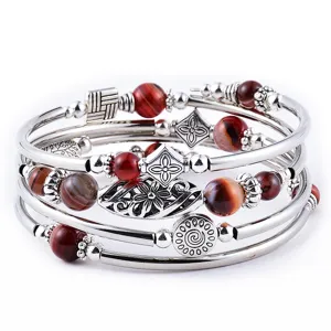Mehrlagiges Wickelarmband mit roten Natursteinperlen und antiken Silbermetallanhängern.